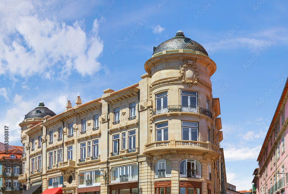 Obraz premium Beautiful old house in the city center on Rua das Carmelitas street. Porto, Portugal