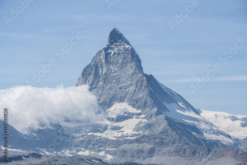 imagen completa del monte cervino de suiza con las nubes por debajo y cielo azul © Dani