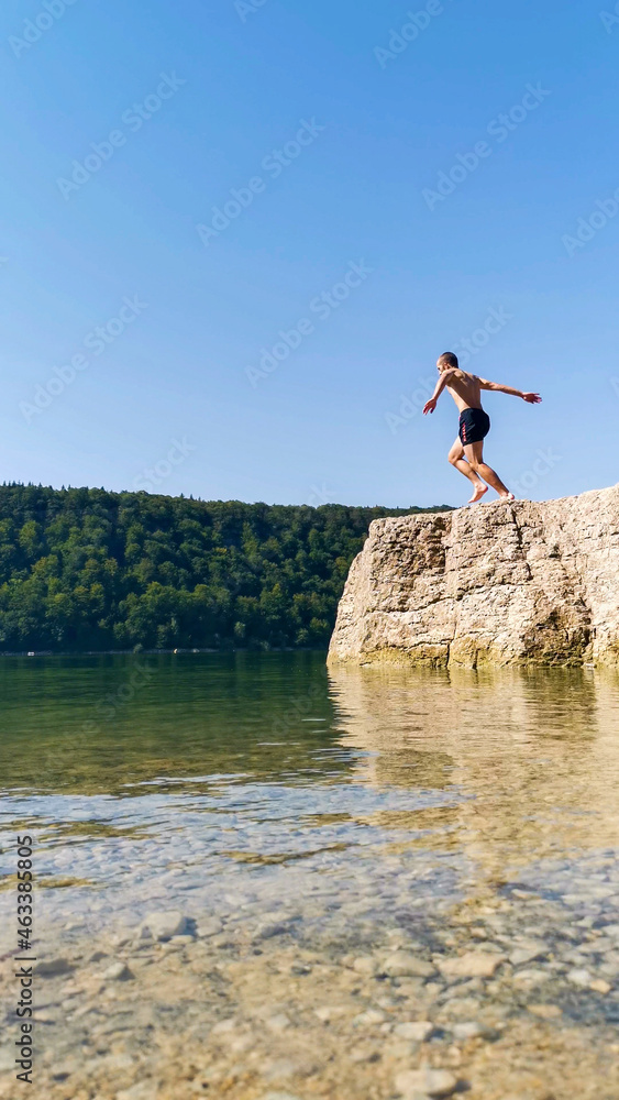 Plongeon dans l'eau d'un lac
