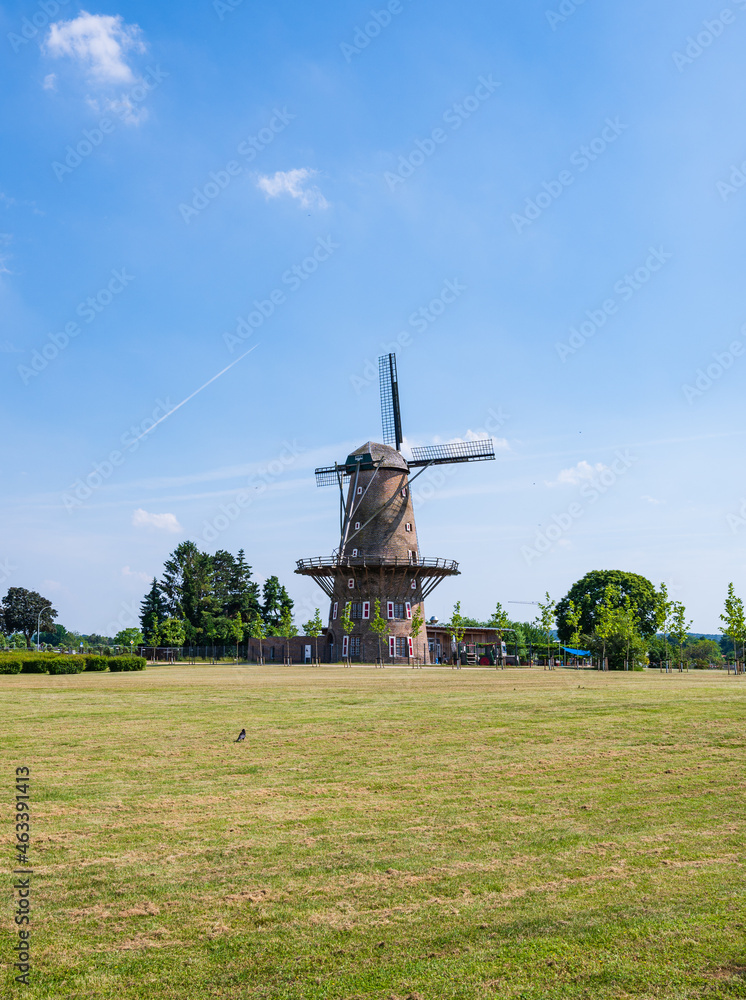 Windmühle am Rande des Archäologischen Parks in Xanten am Niederrhein