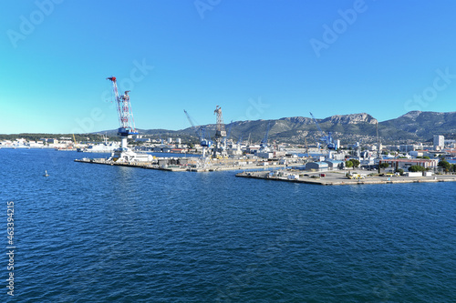 Fototapeta Naklejka Na Ścianę i Meble -  View of the military port of the city of Toulon with its cranes.
