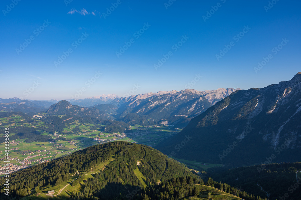 Blick von der Rossfeld Panorama Straße bei Berchtesgaden auf Vorderes und Hinteres Freieck Gebirge in Österreich