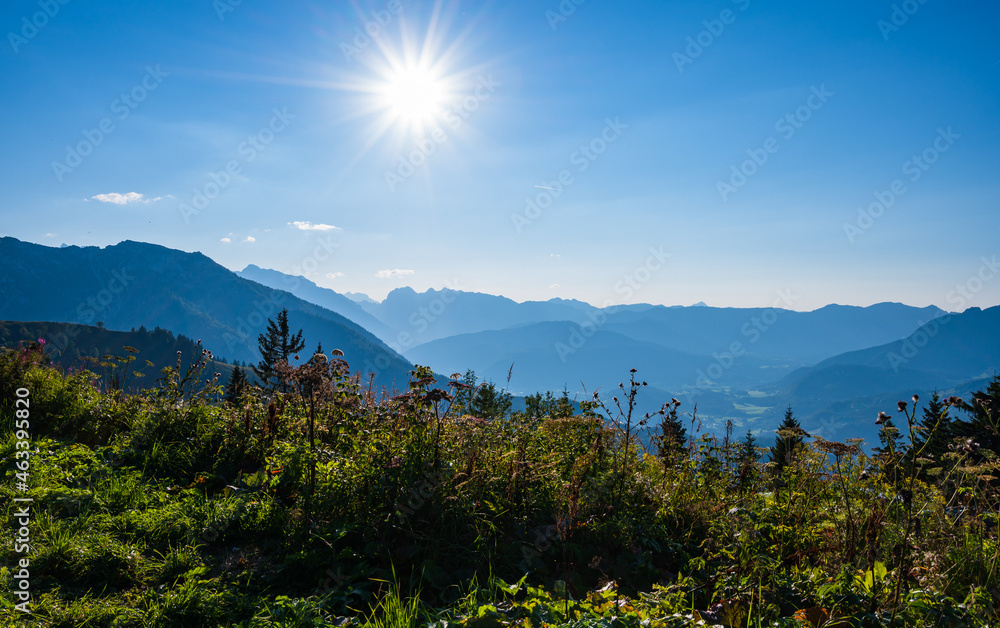 Gegenlicht über dem Berchtesgadener Land in Bayern