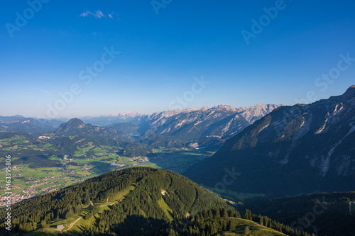 Blick von der Rossfeld Panorama Straße bei Berchtesgaden auf Vorderes und Hinteres Freieck Gebirge in Österreich