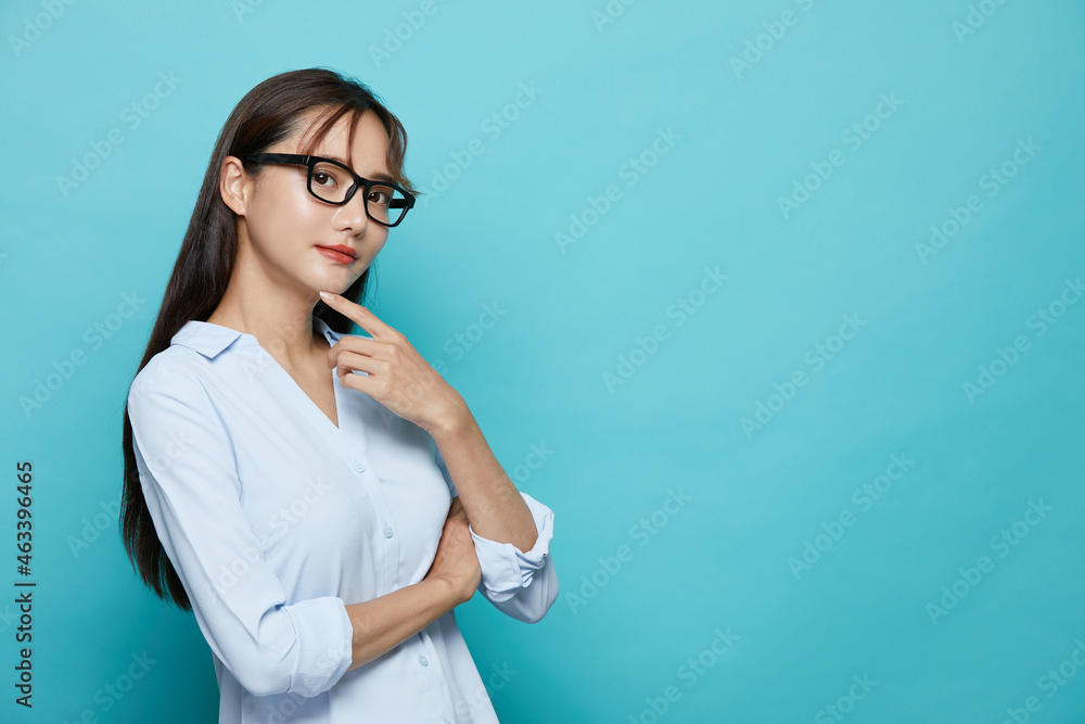 若い女性の青背景のビジネスポートレート 若い女性の青背景のビジネスポートレート
