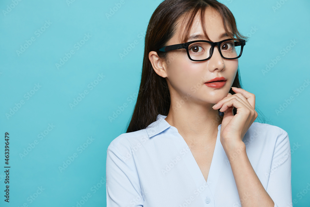 若い女性の青背景のビジネスポートレート 若い女性の青背景のビジネスポートレート
