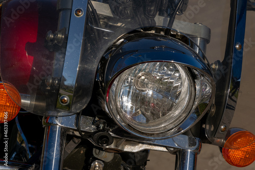 отражение улицы в блестящей части мотоцикла
reflection of the street in the shiny part of the motorcycle
