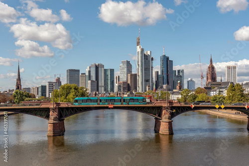 Skyline von Frankfurt am Main mit Ignatz-Bubis-Brücke im Vordergrund  © helmutvogler