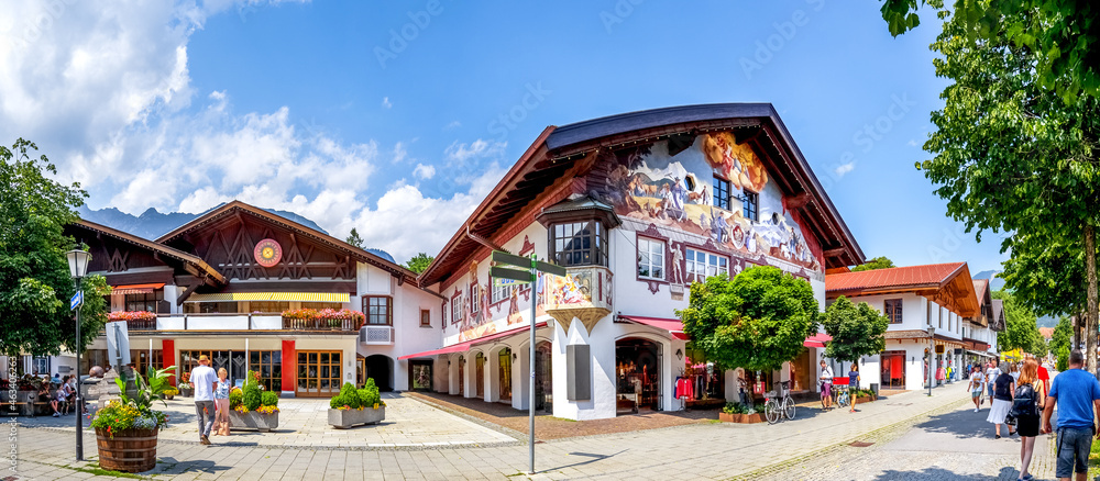 Obraz premium Spielbank und Fussgängerzone, Garmisch-Partenkirchen, Bayern, Deutschland 