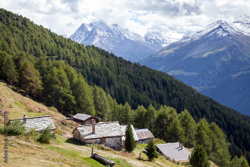 Hameau dans une vallée alpine