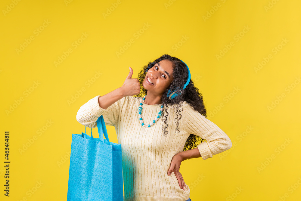 hermosa morena en fondo amarillo con bolsa ecológica haciendo seña de  aprobación Stock Photo | Adobe Stock