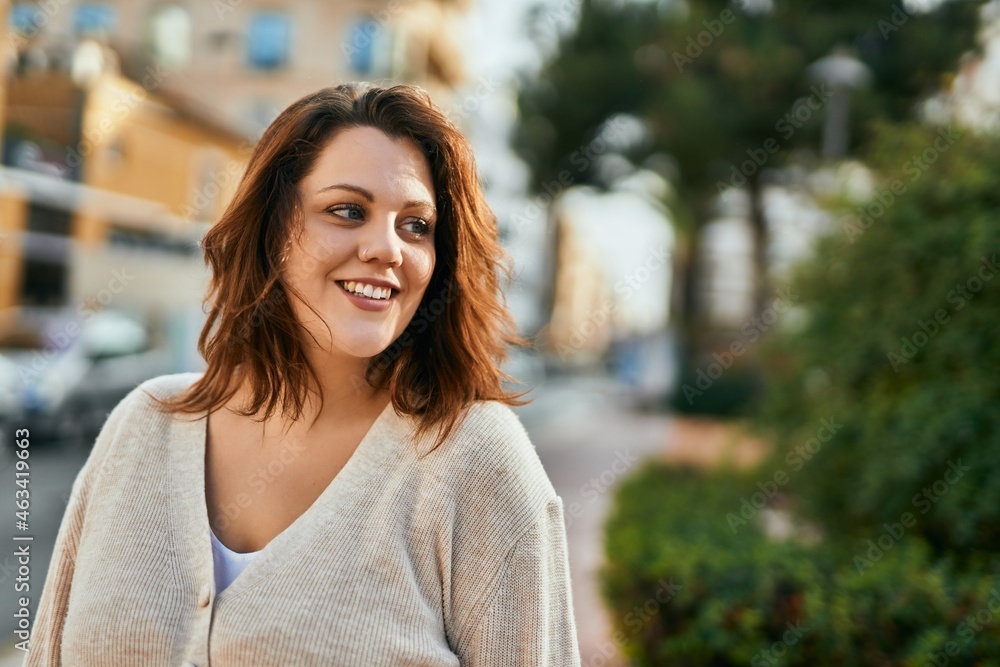 Obraz premium Young irish plus size girl smiling happy standing at the city.