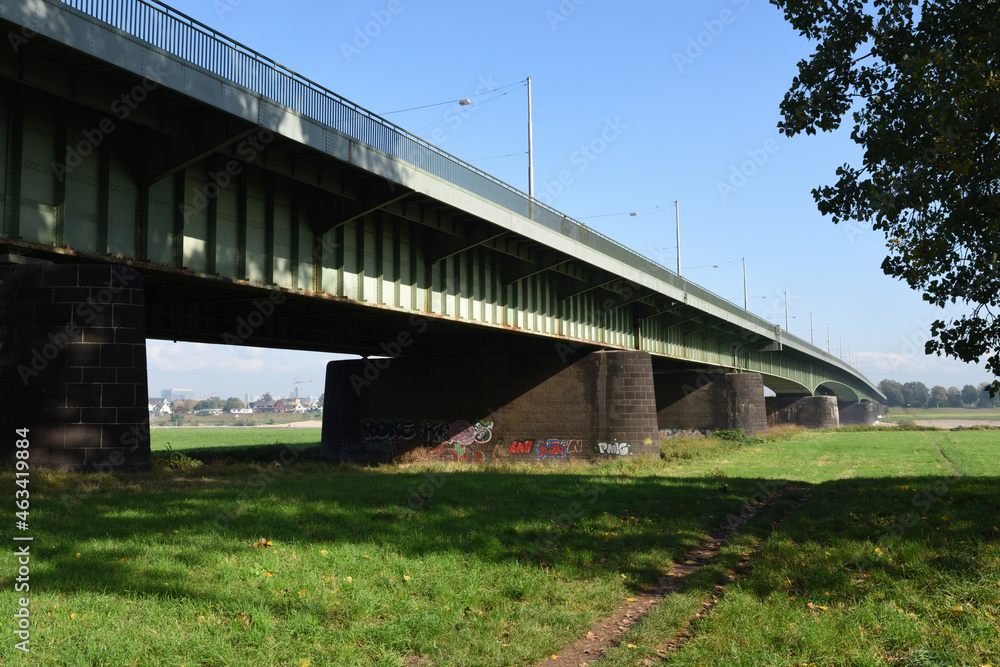 Josef-Kardinal-Frings-Brücke über rhein zwischen neuss und düsseldorf Josef-Kardinal-Frings-Brücke über rhein zwischen neuss und düsseldorf