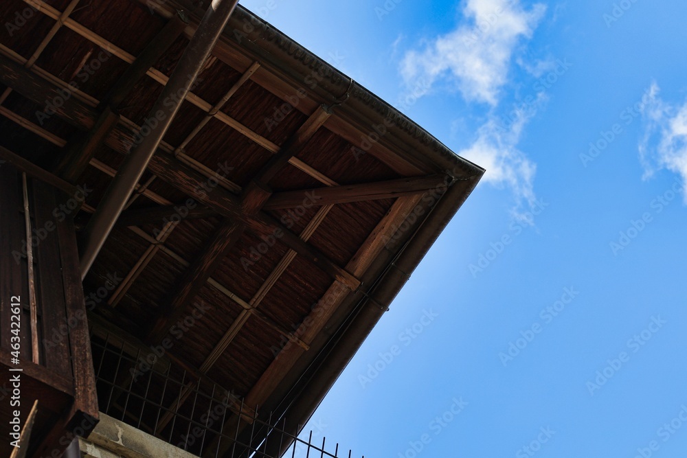 Obraz premium 岐阜県岐阜市川原町古い町並みの屋根の角