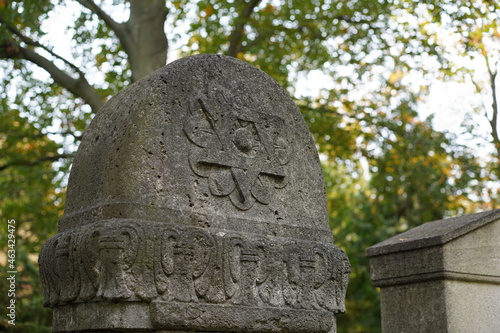 Alter jüdischer Grabstein mIt Davidstern auf dem Jüdischen Friedhof Berlin-Weißensee