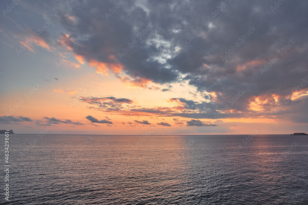 Obraz premium Beautiful sunset with a dramatic sky and clouds over the sea