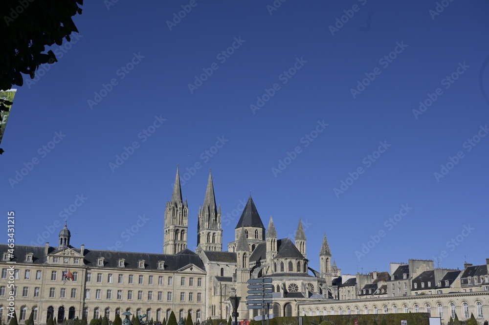 La mairie de Caen avec l'Abbaye-aux-Hommes et autres bâtiments.
