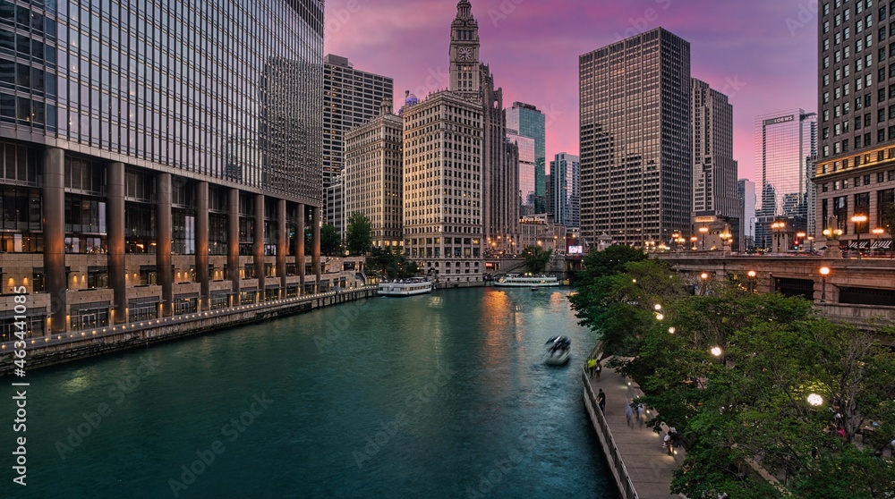 Fototapeta premium Chicago skyline along the River