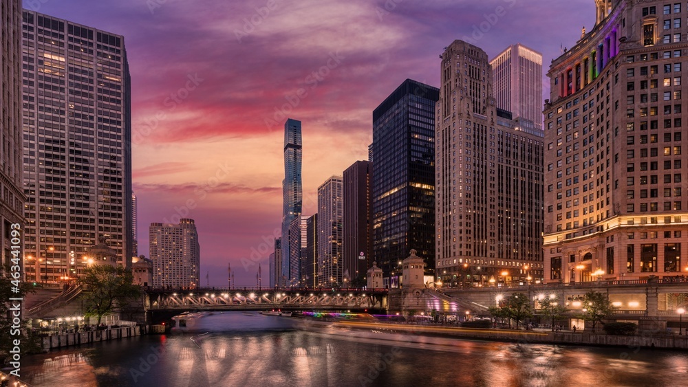 Fototapeta premium Chicago skyline along the river