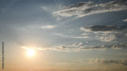Romantischer Sonnenuntergang mit leicht bewölktem Himmel im Zeitraffer
