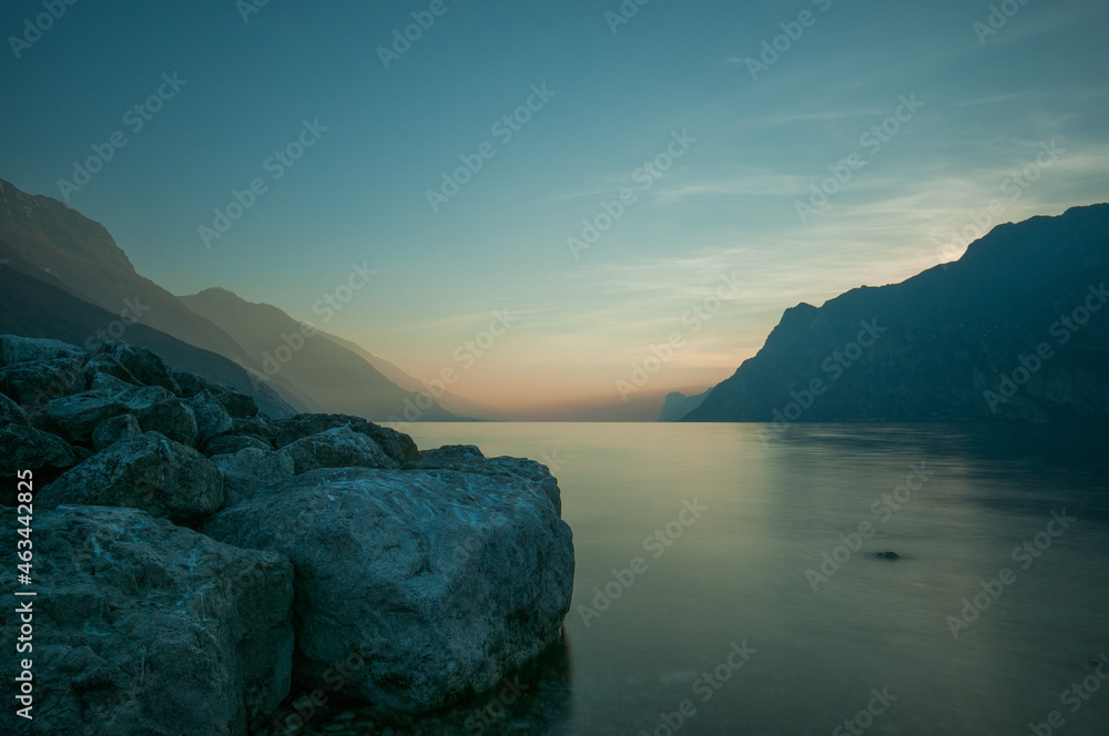 Tramonto sulla foce del fiume Sarca e lago di Garda.Fiume Sarca, le cui sorgenti sono alimentate dall'Adamello e dal gruppo dolomitico del Brenta, è il principale immissario fra i 25 affluenti. 