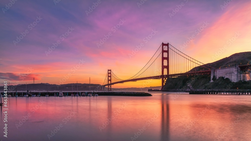 Fototapeta premium Golden Gate Bridge at sunset from a marina