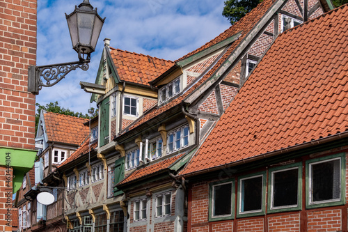 typische Fachwerkhäuser und eine alte Straßenlaterne