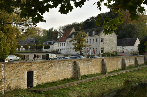 Mur d'enceinte et les bâtiments de l'abbaye du Rouge-Cloître avec sa cour servant de parking en pleine forêt de Soignes à Auderghem photo