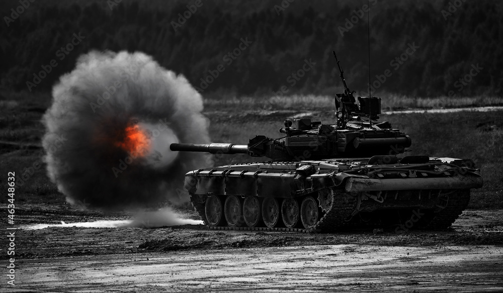 Foto de Shot from a tank gun with a smoke ring, the frame of military  operations. Russian Modern tank Shooting at a target. Smoke, explosion,  military Exercises, Military operations do Stock