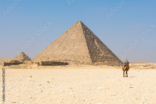 Fotótapéta Nomad on a camel in the complex of pyramids of Giza, Egypt
