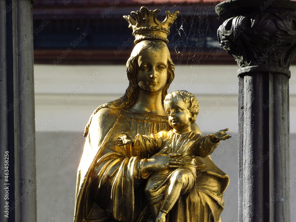 Obraz premium Spaziergang bei Kufstein: Marienstatue am Hauptplatz