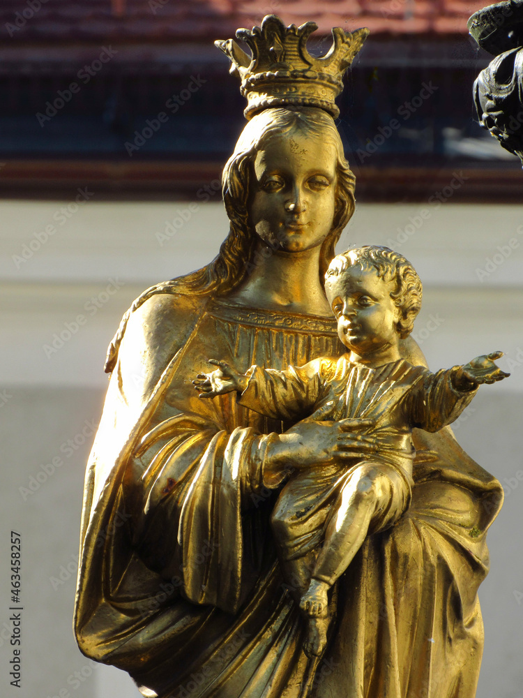 Obraz premium Spaziergang bei Kufstein: Marienstatue am Hauptplatz