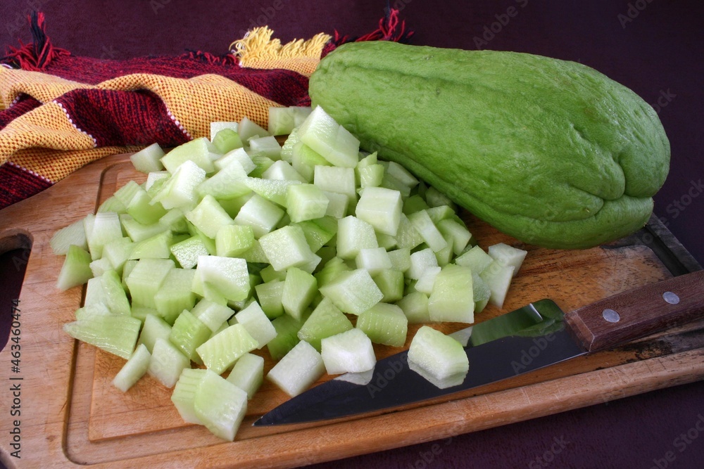 Εκτύπωση καμβά Chayote and chayote cut into cubes and knife on wooden board