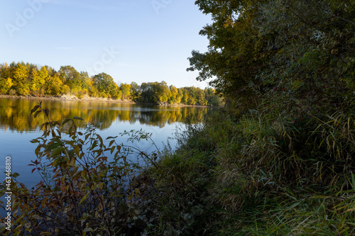Obraz na płótnie Autumn by the lake w salonie