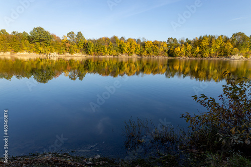 Fototapeta Naklejka Na Ścianę i Meble -  Autumn by the lake