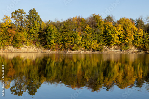 Obraz na płótnie Autumn by the lake w salonie