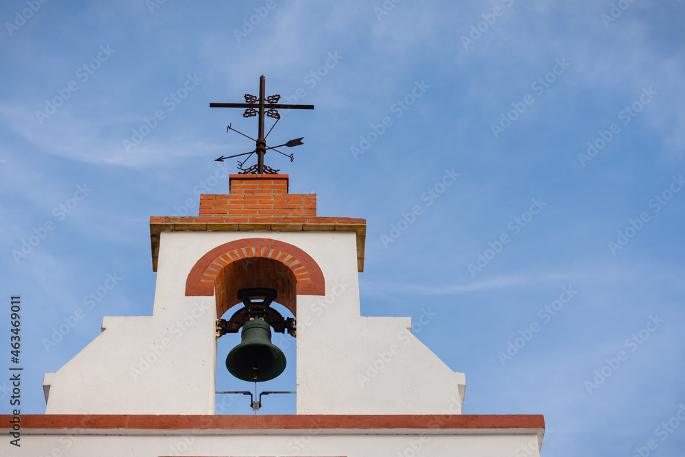 Campanario de la iglesia sobre el cielo azul Campanario de la iglesia sobre el cielo azul