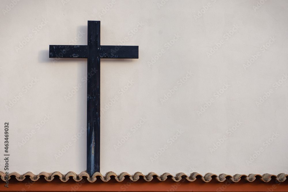 Cruz cristiana sobre pared blanca con espacio de copia