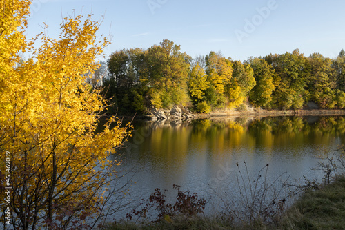 Obraz na płótnie Autumn by the lake w salonie
