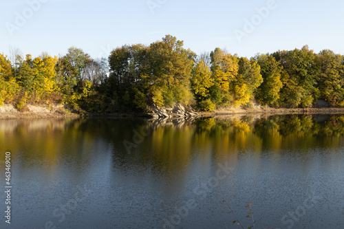 Obraz na płótnie Autumn by the lake w salonie