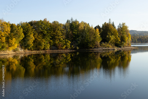 Obraz na płótnie Autumn by the lake w salonie