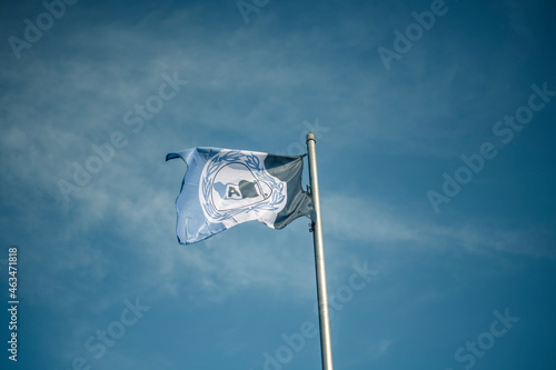 Wehende Arminia Bielefeld Flagge vor blauem Himmel