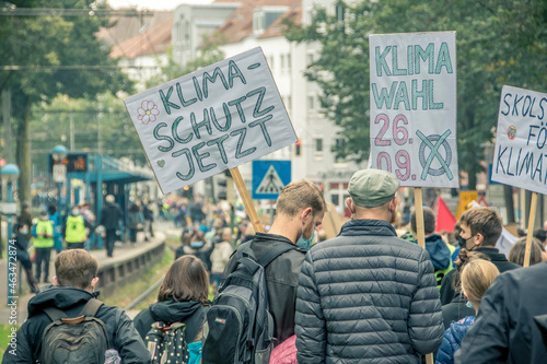Menschen fordern mehr Klimaschutz auf der Fridays For Future Demo in Bielefeld photo