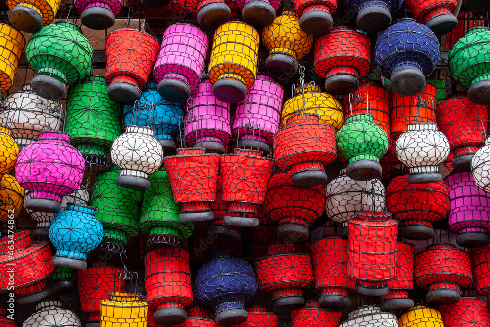 Farolillos de colores en un templo chino