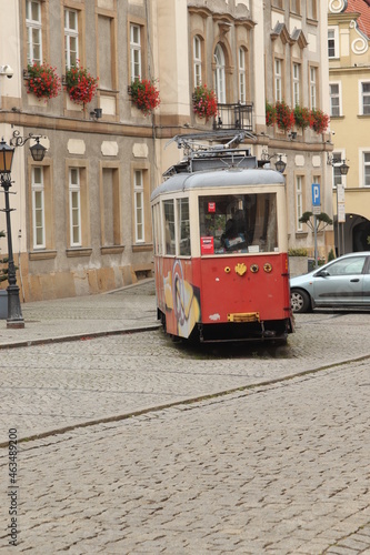 starodawny  tramwaj  stoi  na  ulicy  jako  ozdoba  miasta