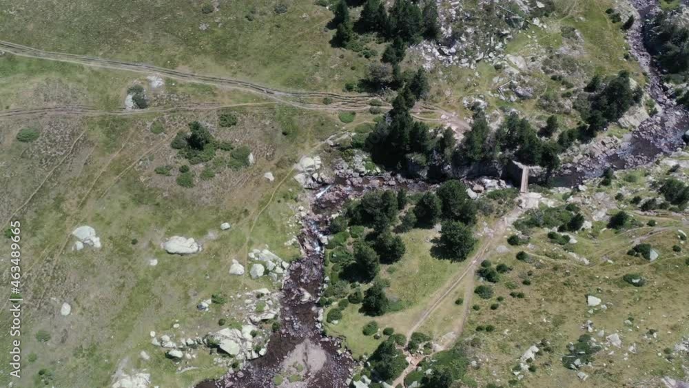 survol de foret, rivières, torrents et lacs de montagne en France dans les Pyrénées