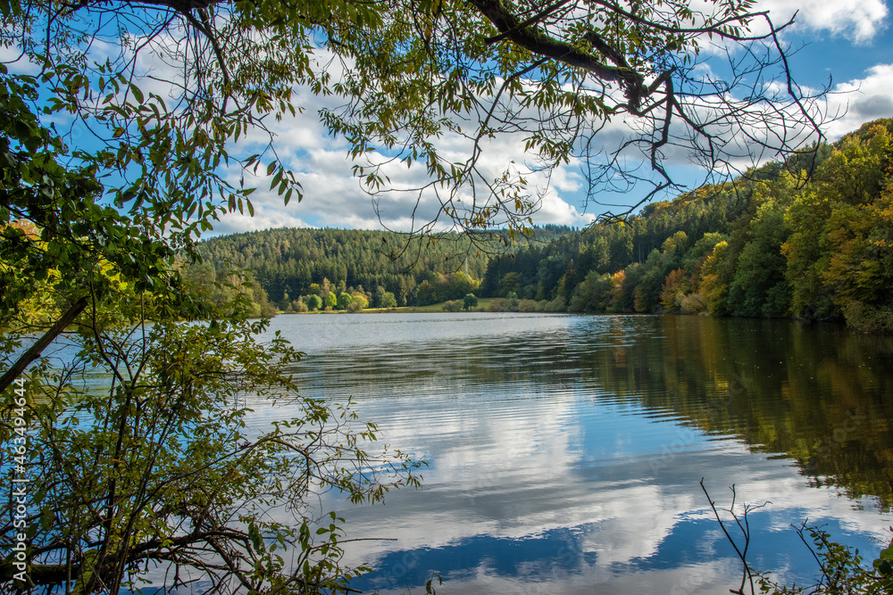 Fototapeta premium Der idyllische Marbach-Stausee bei Hüttental im Odenwaldkreis in Herbstfarben wurde 1982 fertiggestellt. Er liegt 265 m über NN, Länge von 1300m ist das größte Stillgewässer des Odenwaldes
