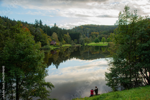 Der idyllische Marbach-Stausee bei Hüttental im Odenwaldkreis in Herbstfarben wurde 1982 fertiggestellt. Er liegt 265 m über NN, Länge von 1300m ist das größte Stillgewässer des Odenwaldes