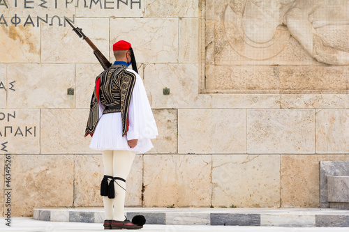 Canvas Print Soldier of the presidential guard standing in front of the monument of the Unknown Soldier in Athens, Greece