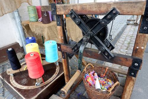 altes Handwerk - Kurbel zur Herstellung von gedrehten Seilen photo